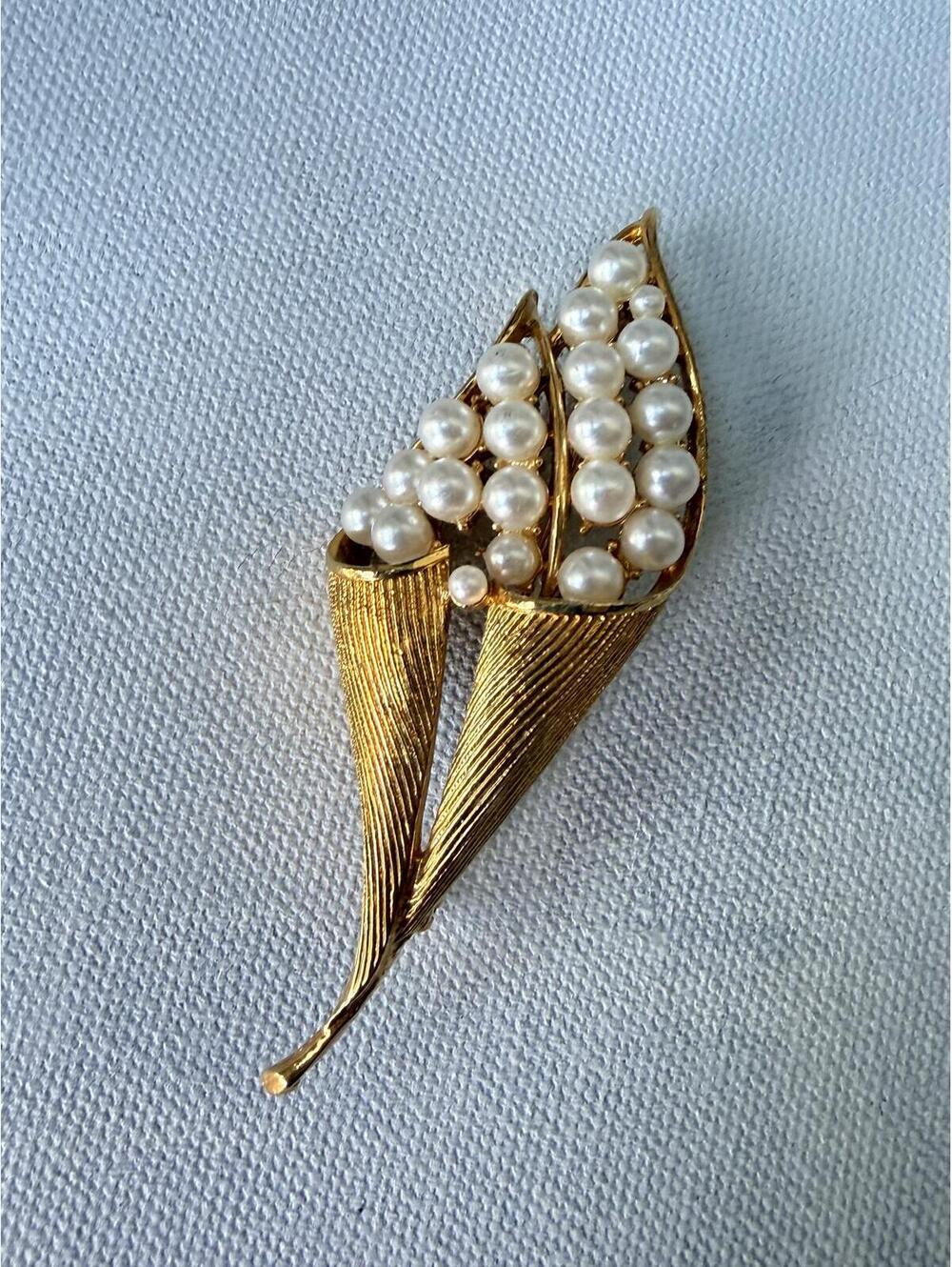 Vintage Pearl Gold Tone Leaf Brooch Pin Mid Century Modern - Picture 3 of 5